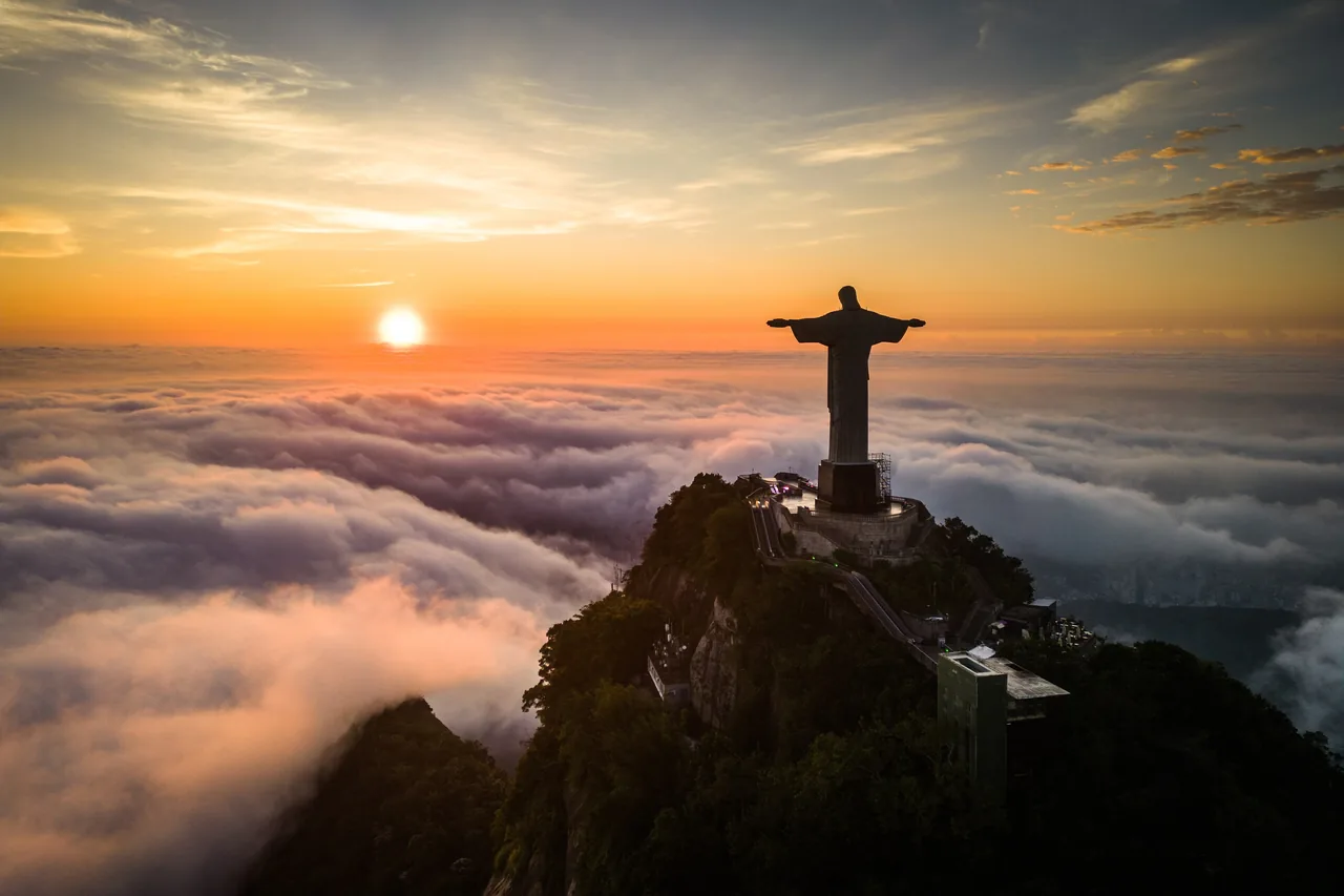Cristo Redentor acima das nuvens