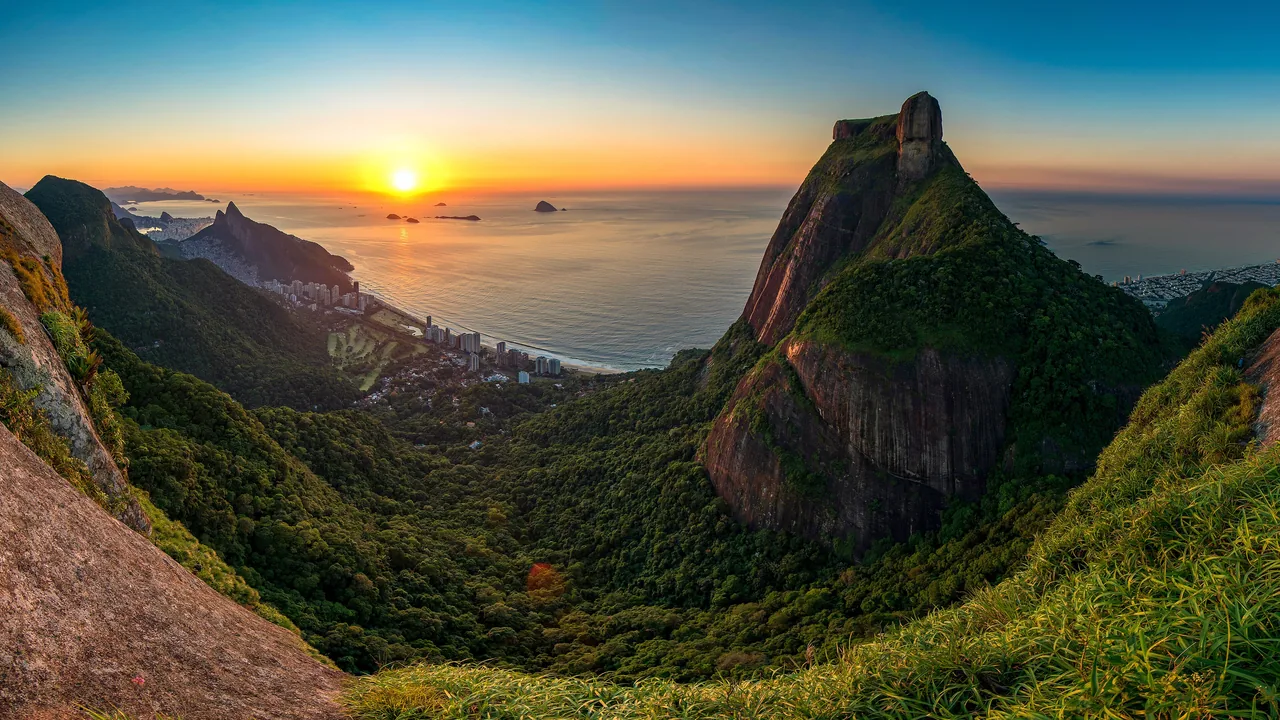 Pedra da Gávea ao amanhecer